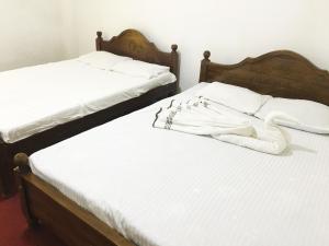 Een bed of bedden in een kamer bij Shiny Villa