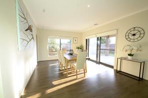 パッケナムにある6 Bedrooms Contemporary Big House at Pakenhemのダイニングルーム(テーブル、壁掛け時計付)