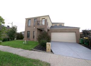 パッケナムにある6 Bedrooms Contemporary Big House at Pakenhemの目の前のガレージ付き家