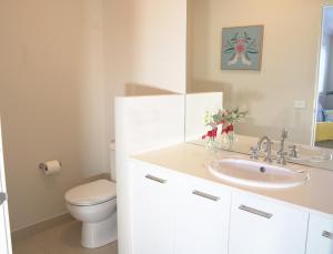 パッケナムにある6 Bedrooms Contemporary Big House at Pakenhemのトイレと洗面台を備えた白いバスルーム +19枚の写真