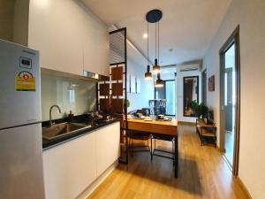チェンマイにあるModern loft room& Rooftop pool at Nimman 603NMのキッチン(シンク、テーブル付)