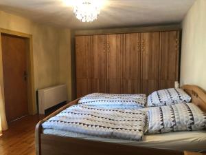 a bedroom with a bed with a wooden headboard at Ferienhaus in Sankt Aldegund
