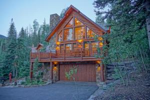 una grande casa in legno con un ampio ponte di Mountain View 2 Ski-In Private Hot Tub 4Br 4.5Ba Sleeps 8 a Telluride