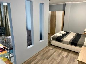 1 dormitorio con 1 cama en una habitación en Modena rooms center of Stara Zagora, en Stara Zagora