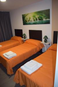 Ein Bett oder Betten in einem Zimmer der Unterkunft PENSION TASAGA