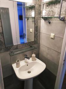 La salle de bains est pourvue d'un lavabo et d'un miroir. dans l'établissement Nymphes, à Selianitika