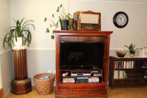 a living room with a tv in a entertainment center at Labbnäs Semesterhem in Kimitoön