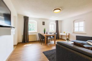 een woonkamer met een bank en een tafel bij Schloß Sonnenstein in Pirna