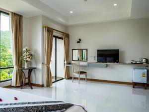 TV a/nebo společenská místnost v ubytování Ozone Hotel Khao Yai