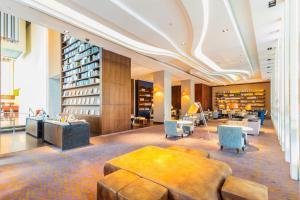 een lobby van een hotel met banken en stoelen bij Hotel Kapok Shenzhen Bay in Shenzhen