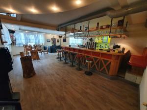 un restaurante con bar y comedor en Ferienhaus Brenner, en Sankt Kathrein am Offenegg