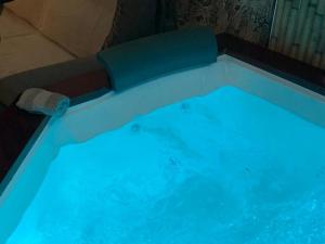 eine mit blauem Wasser gefüllte Badewanne in einem Zimmer in der Unterkunft lolf with jacuzzi in malaga in Málaga