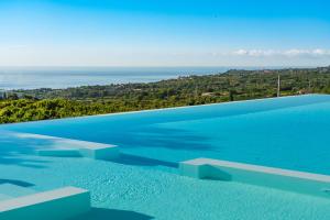 サンタ・ヴェネリーナにあるKepos Etna Relais & Exclusive Spaの海の景色を望むスイミングプール
