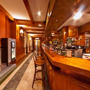 bar w restauracji ze stołkami w obiekcie Hosteria de Rafi w mieście Priego de Córdoba