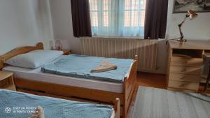 1 dormitorio con 2 camas, tocador y escritorio en Frutta Villa, en Cserszegtomaj