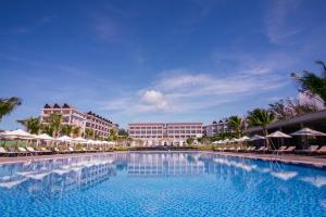 uma grande piscina em frente a um resort em Muine Bay Resort em Mui Ne