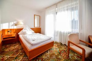 Postel nebo postele na pokoji v ubytování Hotel Zur Post