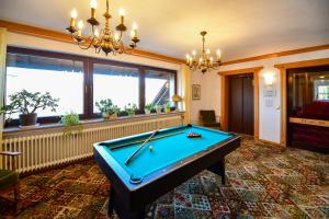 Biliár nebo kulečník v ubytování Hotel Zur Post
