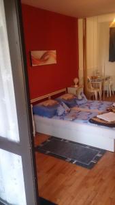 ケストヘイにあるSteinhaus Bed & Breakfastのテーブル付きの部屋にベッド付きのベッドルームがあります。