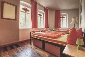 um quarto com 2 camas e cortinas vermelhas em OPERA Hostel em Erfurt