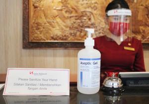 butelka płynu do płukania ust na stole obok znaku w obiekcie Swiss-Belhotel Manokwari w Manokwari