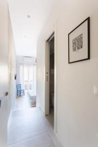 Canceddi Rooms في باليرمو: مدخل بجدران بيضاء وصورة على الحائط