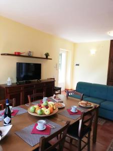 uma sala de estar com uma mesa com fruta em Case Vacanze Borgo Faraldi em Villa Faraldi