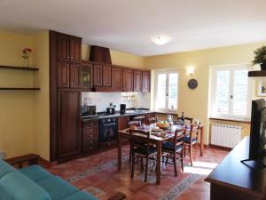 Villa FaraldiにあるCase Vacanze Borgo Faraldiのテーブルと椅子付きのキッチン、テーブル席付きのキッチンが備わります。