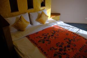 een slaapkamer met een bed met witte lakens en kussens bij The Weenee Boutique in Hat Yai
