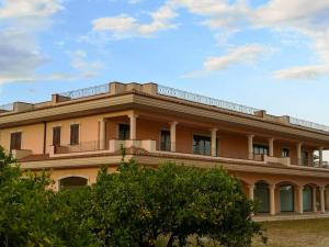 a building with a balcony on top of it at Magna Grecia B&B e Appartamenti in Caulonia Marina