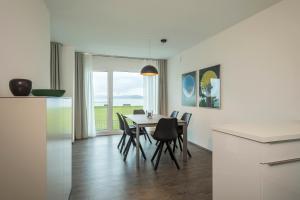 a kitchen and dining room with a table and chairs at Ferienwohnung Montfort in Langenargen