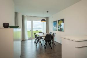 eine Küche und ein Esszimmer mit einem Tisch und Stühlen in der Unterkunft Ferienwohnung Montfort in Langenargen