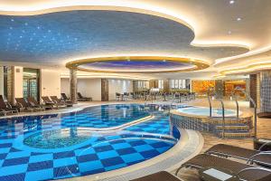 A Hoteli - Grand&Sky Hotel Tornik内部或周边的泳池