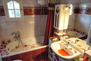 un bagno con vasca, lavandino e vasca da bagno di ΣΠΙΤΙ ΑΝΤΩΝΗΣ ΓΙΑΝΝΑ HOUSE ADONIS GIANA a Áno Pavliána