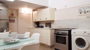 Kuchyňa alebo kuchynka v ubytovaní Olive Apartment- Athens Center, 4 BD, 1.5 BATH