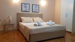 a bedroom with a bed with towels on it at Olive Apartment- Athens Center, 4 BD, 1.5 BATH in Athens