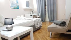 Posteľ alebo postele v izbe v ubytovaní Olive Apartment- Athens Center, 4 BD, 1.5 BATH + 13 fotografií