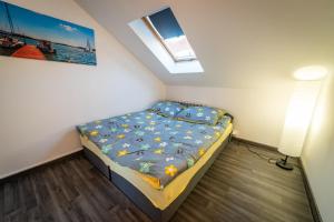 Llit o llits en una habitació de Apartament Nad Jeziorem Mikołajki