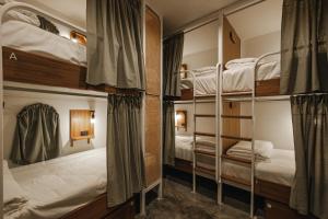 מיטה או מיטות קומותיים בחדר ב-Hidden Garden Hostel