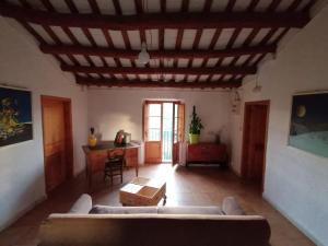 - un salon avec un canapé et une table dans l'établissement Maset del Garraf, à Olesa de Bonesvalls