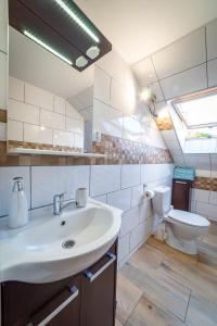 łazienka z umywalką i toaletą w obiekcie Apartament Nad Jeziorem Mikołajki w mieście Mikołajki