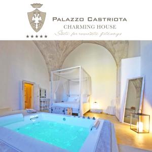 Villa con bañera en habitación con cama en Palazzo Castriota, en Alezio