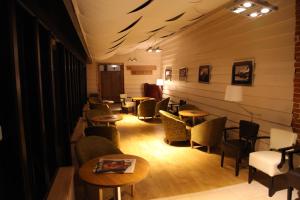 The lounge or bar area at Ivy House Country Hotel 