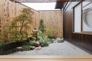 un giardino con un funzionario di volumilificazione della volumicoltura di Guesthouse Maishu a Kyoto