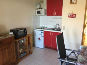 Kitchen o kitchenette sa 2RB38A Appartement vue sur mer et proche plage