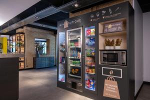 una tienda con un refrigerador con comida. en Campanile Hotel & Restaurant Amsterdam Zuid-Oost en Ámsterdam