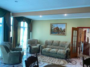 sala de estar con 2 sofás y 2 sillas en Zoremma Mini-hotel, en Adler