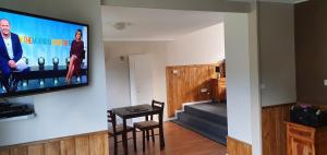 TV a/nebo společenská místnost v ubytování Cradle Alpine Retreat