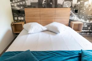 Postelja oz. postelje v sobi nastanitve Hôtel Bagatelle Paris Nord Roissy CDG