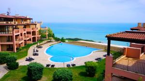 Tầm nhìn ra hồ bơi gần/tại Луксозни Апартаменти Калиакрия - Luxurious Apartments in Kaliakria Resort